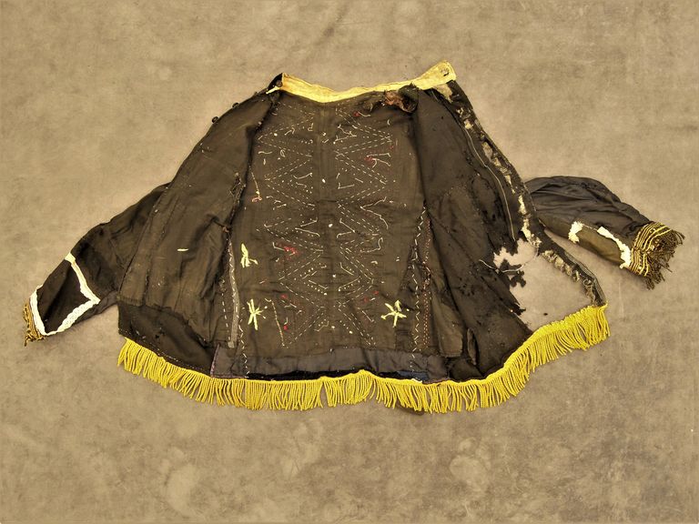 giacca costume n°9 prima dell'intervento di restauro (lacuna) - ph.: R.T. Restauro Tessile